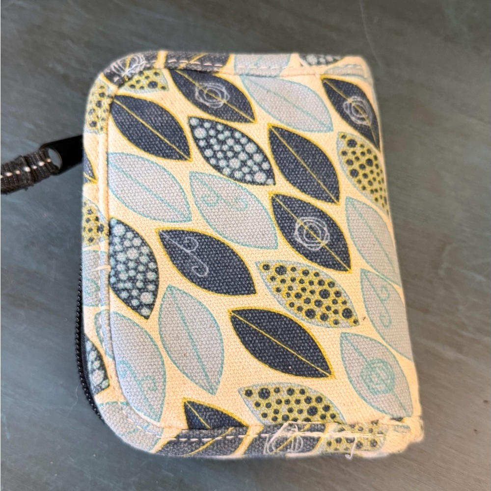 Kavu Big Spender zippy  trim-fold wallet with leaf pattern. Snap closure - Picture 16 of 16
